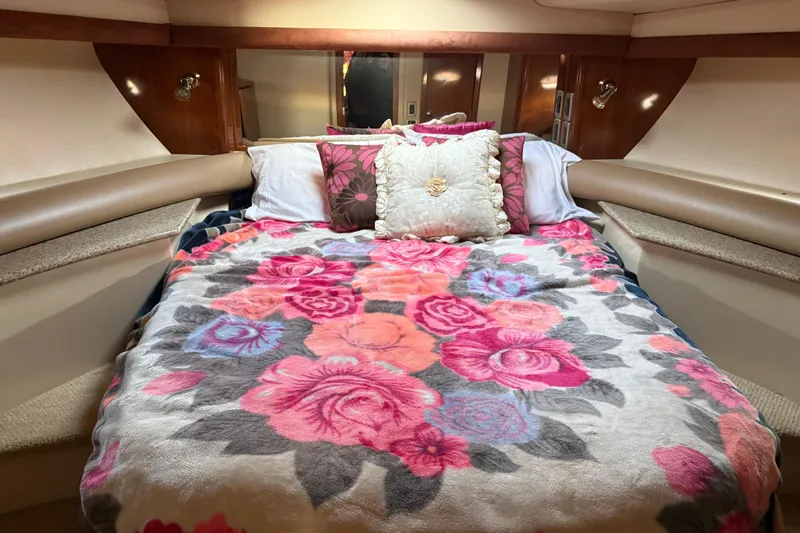 Y-knot Yacht Photos Pics Cozy bedroom in 2007 Meridian 459 Motoryacht with floral bedding and decorative pillows.