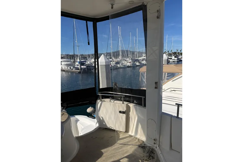 Y-knot Yacht Photos Pics 2007 Meridian 459 Motoryacht interior with marina view through clear enclosure.