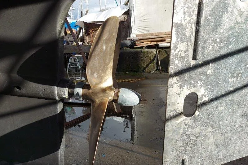 Kallisto Yacht Photos Pics 1982 Kadey-Krogen Pilothouse propeller in a shipyard setting.