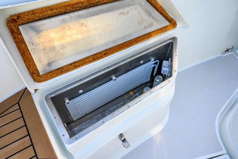  Yacht Photos Pics Built-in cooler on 2023 Targa 27.2 boat with drinks inside.