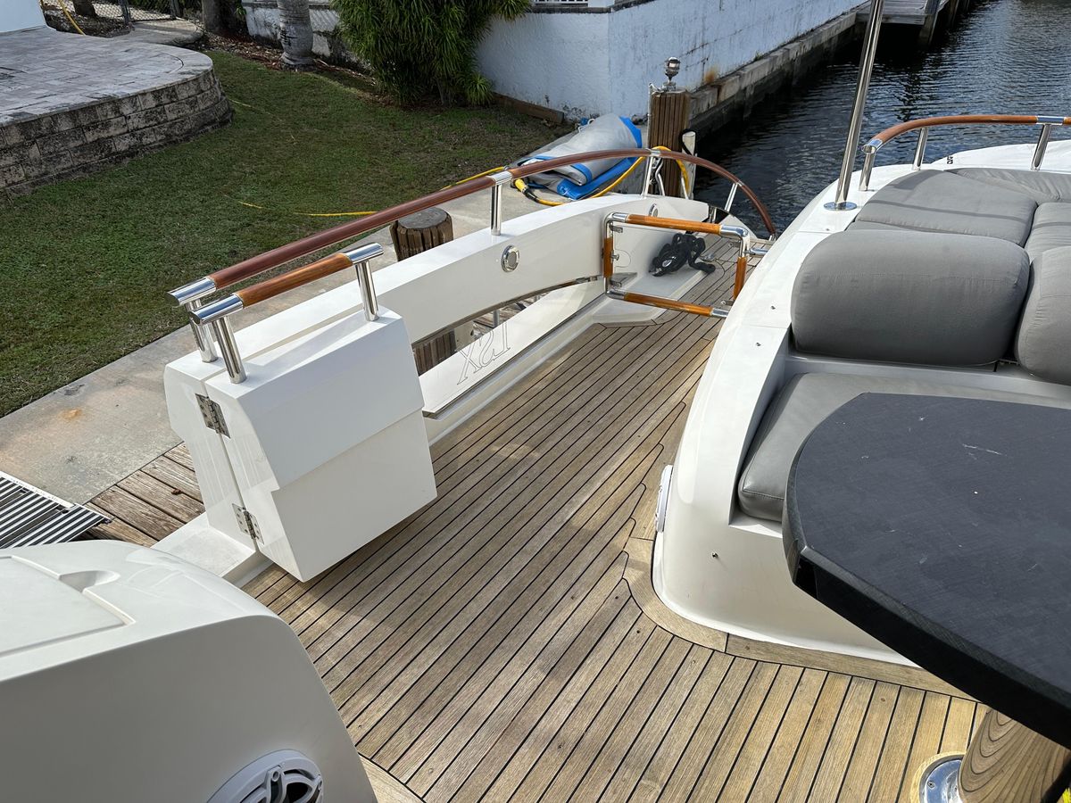 2009 Lazzara 76 