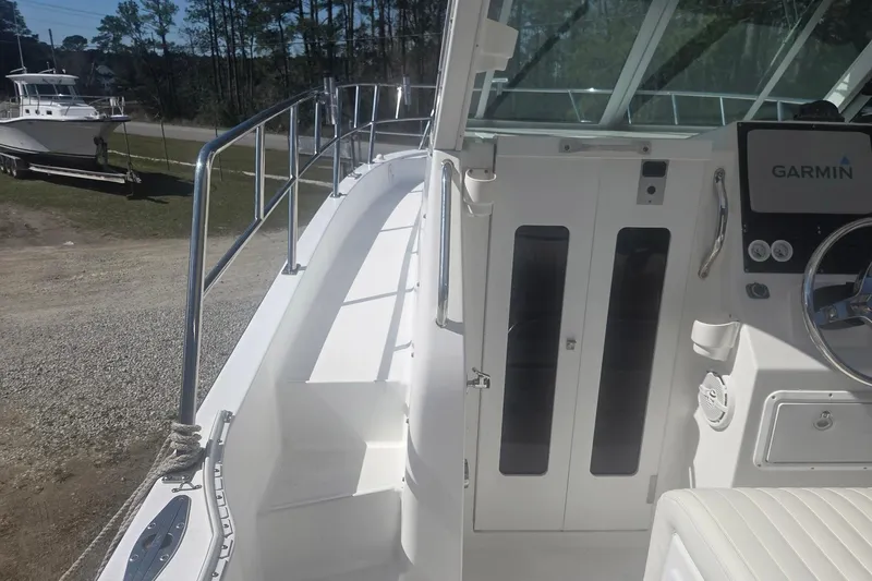 Smooth Operator Yacht Photos Pics 2008 True World Marine TE2810 boat interior with Garmin navigation system.
