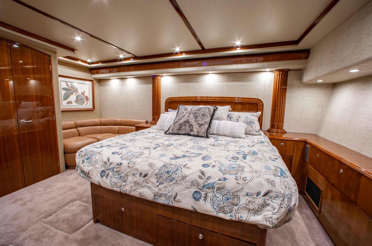 2006 Viking 74 