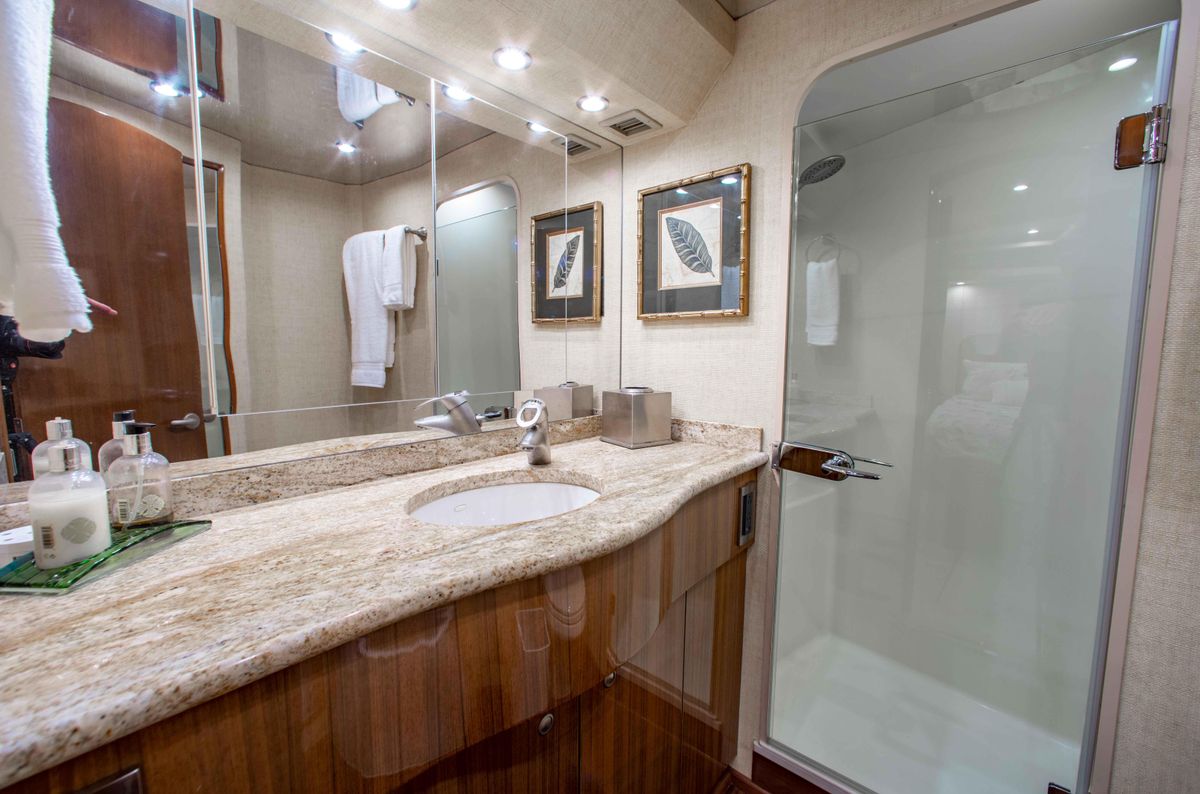 2006 Viking 74 