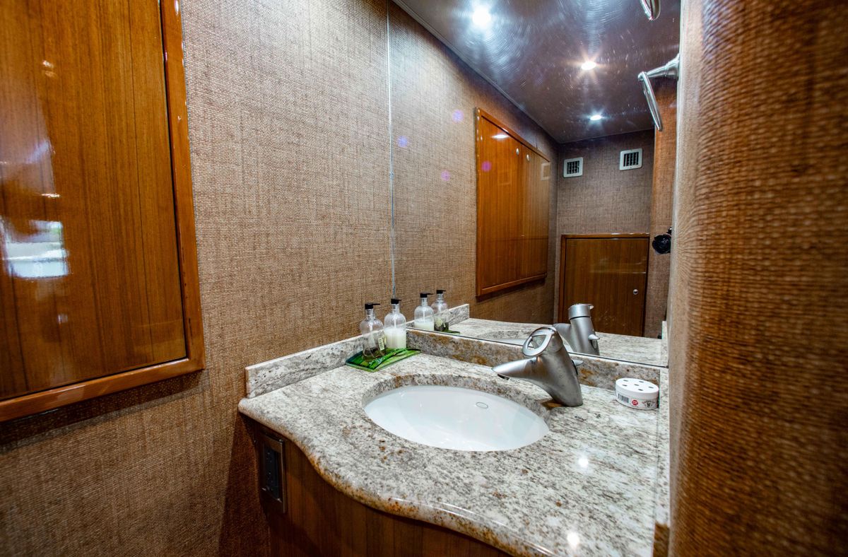2006 Viking 74 