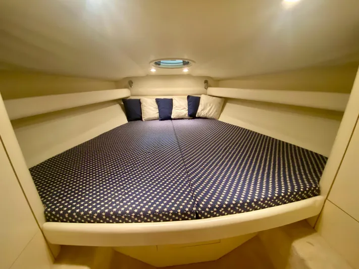 Tude Yacht Photos Pics 1995 Sunseeker Apache 45 cabin with cozy bed and star-patterned bedding.