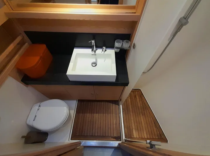  Yacht Photos Pics Bagno1