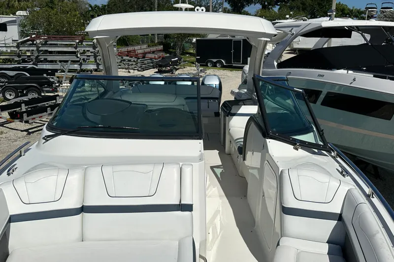  Yacht Photos Pics 2021 Formula 350 Crossover Bowrider OB, luxury boat interior view.