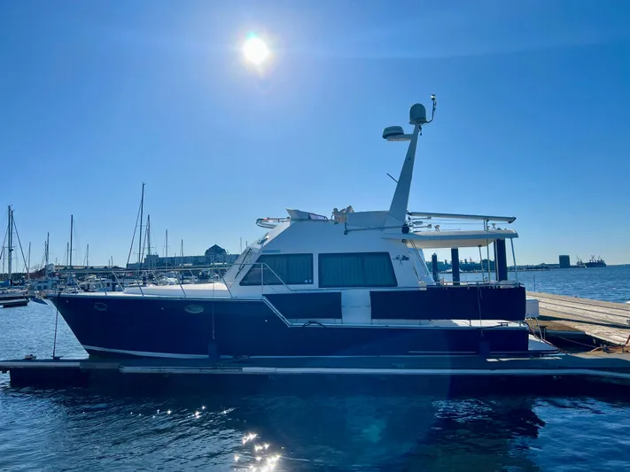  Yacht Photos Pics 2008 Island Pilot 435 yacht docked under clear blue sky.