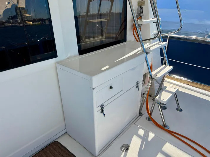  Yacht Photos Pics 2008 Island Pilot 435 yacht deck with storage cabinet and ladder.