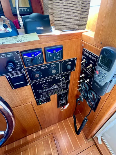  Yacht Photos Pics Control panel of a 2008 Island Pilot 435 boat with navigation equipment.