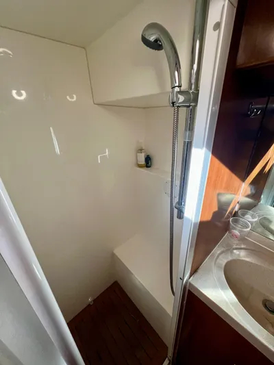  Yacht Photos Pics 2008 Island Pilot 435 yacht bathroom with shower and sink.