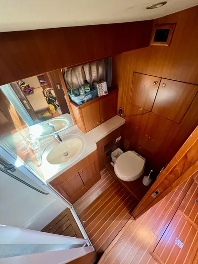  Yacht Photos Pics 2008 Island Pilot 435 yacht bathroom with wooden cabinetry and modern fixtures.