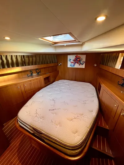  Yacht Photos Pics 2008 Island Pilot 435 yacht bedroom with skylight, wooden cabinetry, and a comfortable mattress.