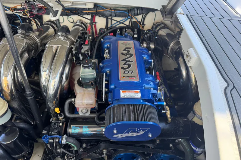  Yacht Photos Pics 2006 Formula 400 Super Sport engine bay with Mercury 525 EFI engine.
