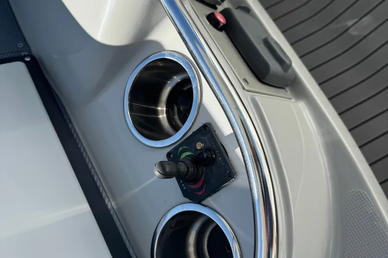  Yacht Photos Pics 2006 Formula 400 Super Sport boat interior with cup holders and control panel.