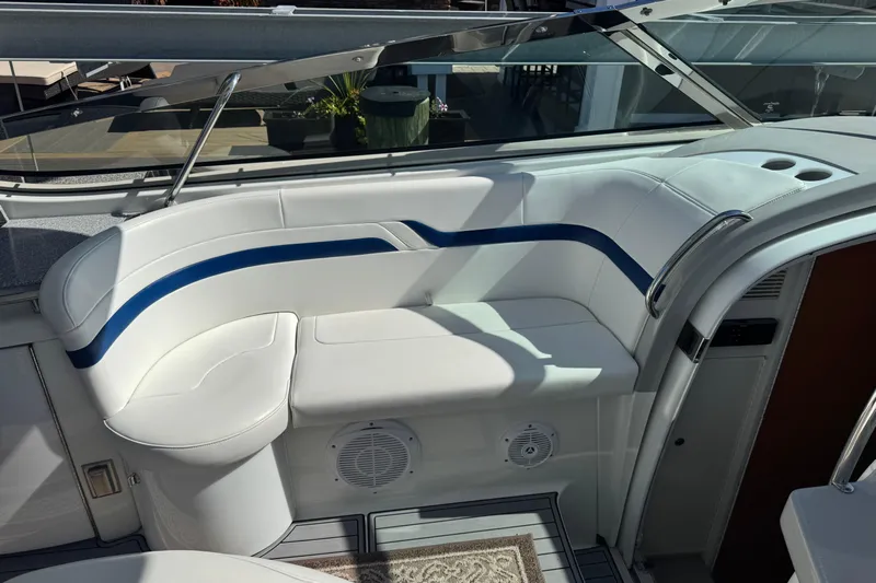  Yacht Photos Pics 2006 Formula 400 Super Sport boat interior with white and blue seating.