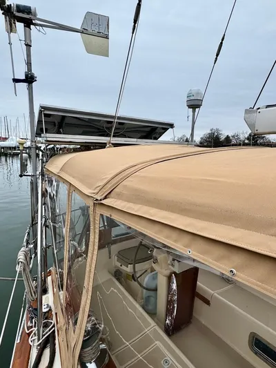 TinteÁn Yacht Photos Pics Island Packet 40 sailboat, 2000 model, with beige canopy and marina background.