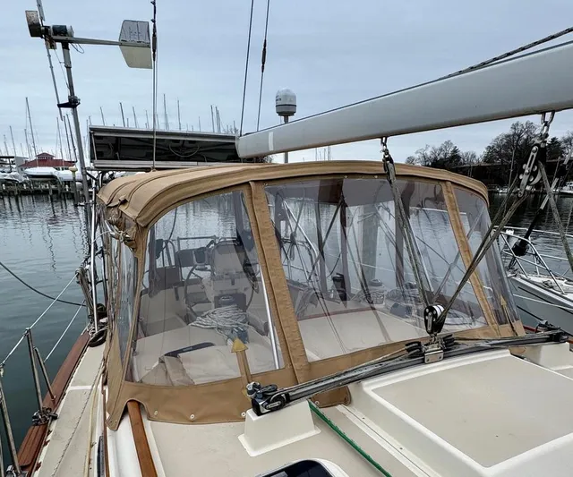 TinteÁn Yacht Photos Pics Island Packet 40 sailboat, 2000 model, docked with tan canopy and clear panels.