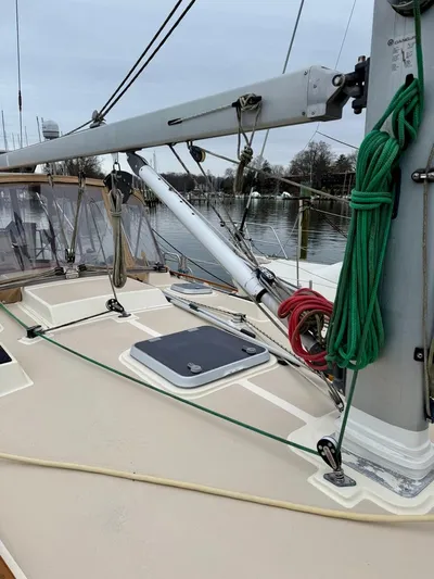 TinteÁn Yacht Photos Pics Island Packet 40 sailboat deck, 2000 model, with rigging and ropes, docked by the water.