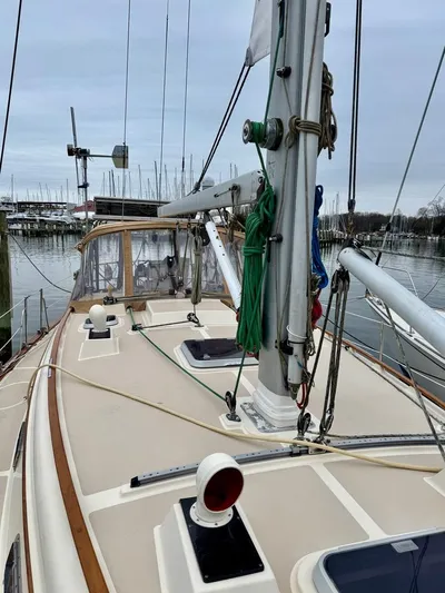 TinteÁn Yacht Photos Pics 2000 Island Packet 40 sailboat deck with rigging, docked at marina.