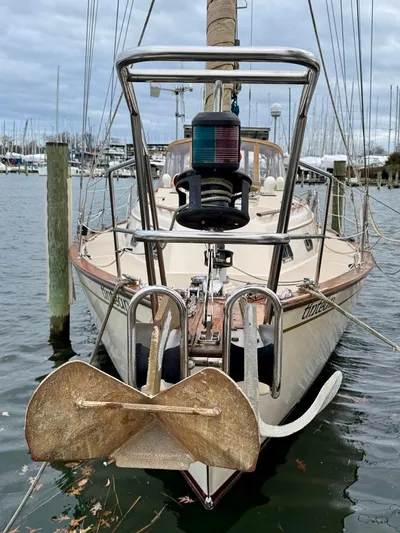 TinteÁn Yacht Photos Pics Island Packet 40 sailboat, 2000 model, docked in a marina with visible anchor.