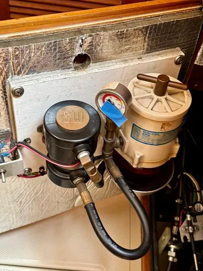 TinteÁn Yacht Photos Pics Engine compartment of a 2000 Island Packet 40 sailboat, featuring fuel filter and gauge.