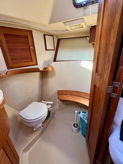 TinteÁn Yacht Photos Pics Interior of 2000 Island Packet 40 sailboat, featuring a compact bathroom with wooden accents.