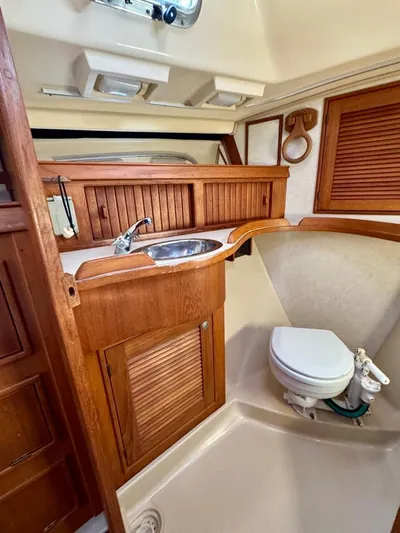 TinteÁn Yacht Photos Pics Island Packet 40 yacht bathroom, 2000 model, featuring wooden cabinetry and compact design.