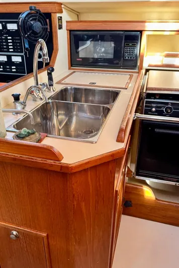 TinteÁn Yacht Photos Pics Island Packet 40 yacht kitchen with sink, microwave, and stove, 2000 model.
