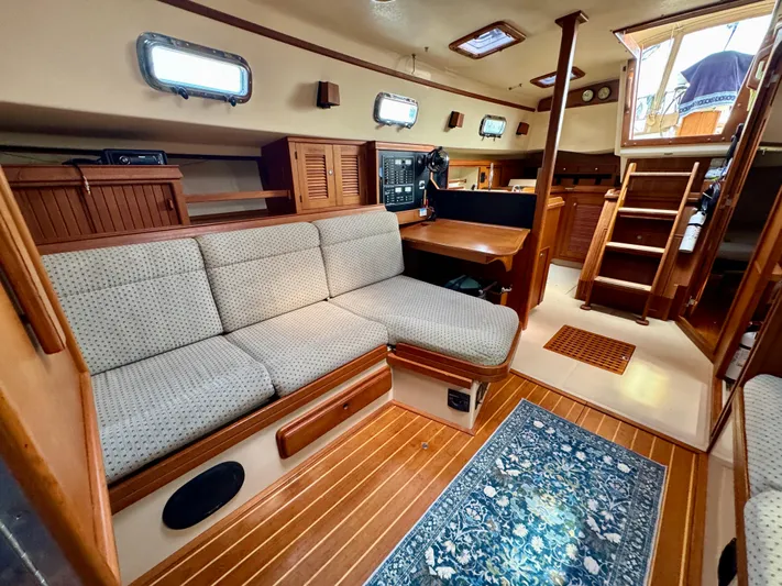 TinteÁn Yacht Photos Pics Interior of 2000 Island Packet 40 sailboat with cozy seating and wooden flooring.