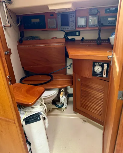 TinteÁn Yacht Photos Pics Island Packet 40 yacht interior with navigation equipment and wooden cabinetry, year 2000.