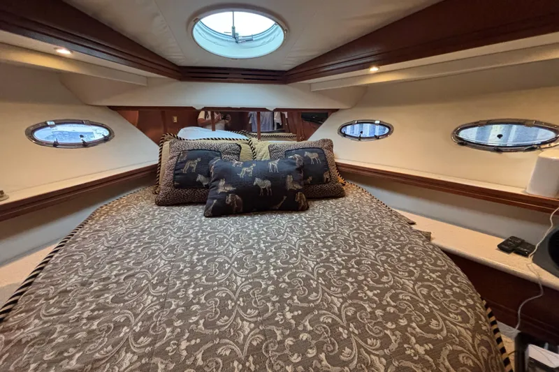 Moonstruck Yacht Photos Pics Luxurious bedroom interior of 1998 Carver 530 Voyager Pilothouse yacht.
