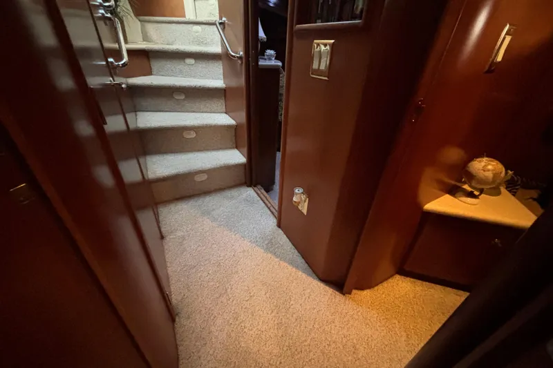 Moonstruck Yacht Photos Pics Interior of 1998 Carver 530 Voyager Pilothouse with carpeted stairs and wooden paneling.