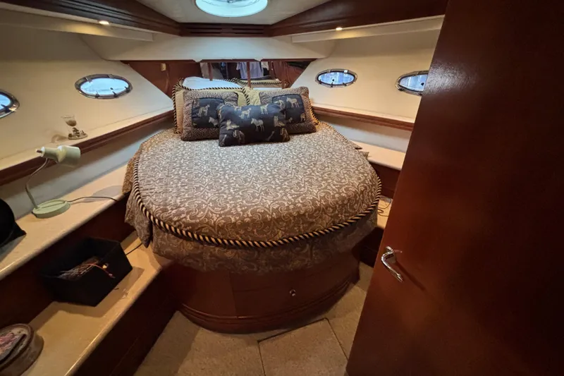Moonstruck Yacht Photos Pics Luxurious bedroom interior of 1998 Carver 530 Voyager Pilothouse yacht with elegant bedding.