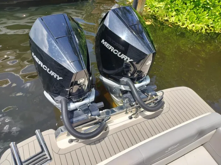 Forever Intrepid Yacht Photos Pics Mercury V8 300 HP Engines