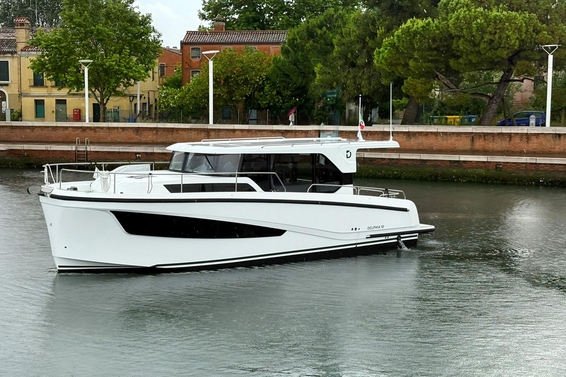 2025 Delphia 10 sedan