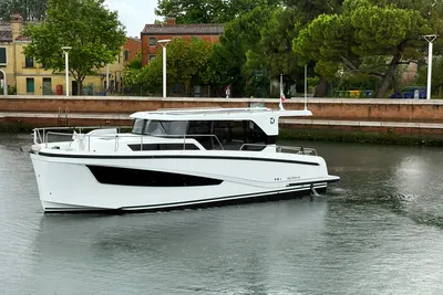 2025 Delphia 10 sedan