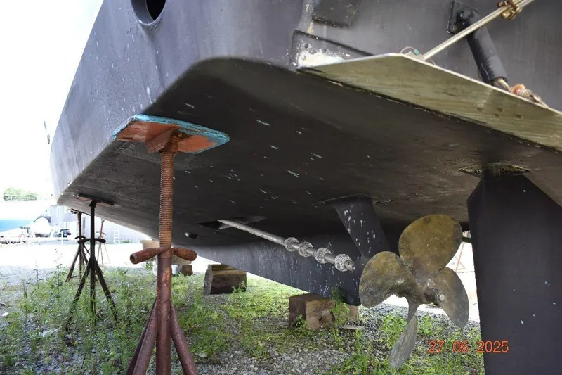 Talisman Yacht Photos Pics 2003 Mainship 430 Aft Cabin Trawler on stands, showing propeller and hull details.