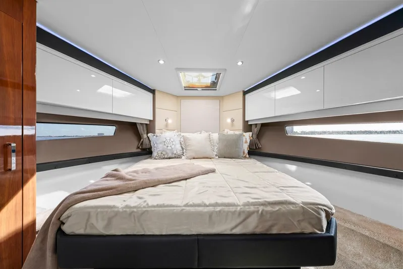 Nauti-lin Yacht Photos Pics Luxurious interior of 2016 Carver C37 Coupe yacht with elegant bedroom design.