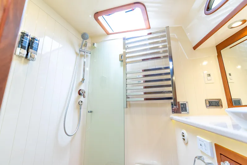 Zephyr Yacht Photos Pics 