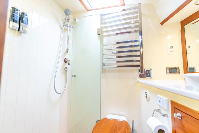 Zephyr Yacht Photos Pics 