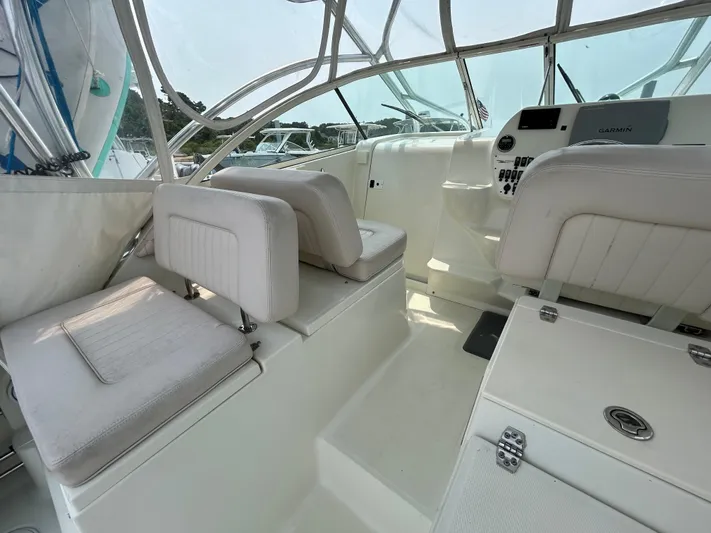 Good Sport Yacht Photos Pics 2011 Hydra-Sports 3000 VX boat interior with white seating and control panel.