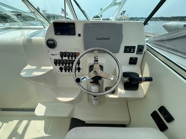 Good Sport Yacht Photos Pics Helm of 2011 Hydra-Sports 3000 VX with Garmin navigation system and control panel.