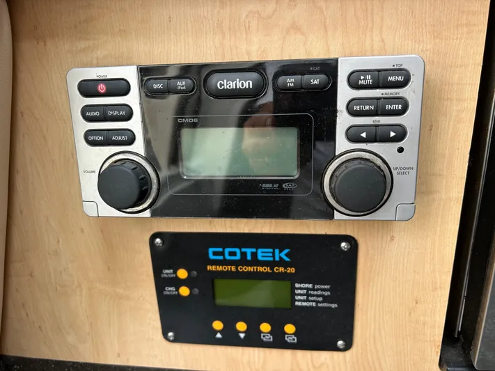 Good Sport Yacht Photos Pics Clarion audio system and COTEK remote control in 2011 Hydra-Sports 3000 VX boat.