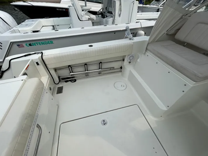 Good Sport Yacht Photos Pics 2011 Hydra-Sports 3000 VX boat interior with seating and storage.
