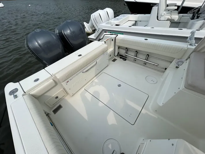 Good Sport Yacht Photos Pics 2011 Hydra-Sports 3000 VX boat interior with dual Yamaha outboard motors.