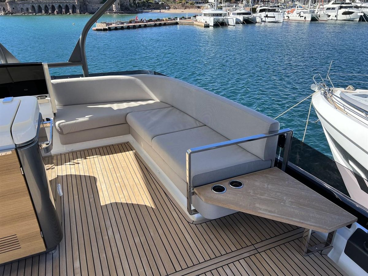 2023 Prestige 61 