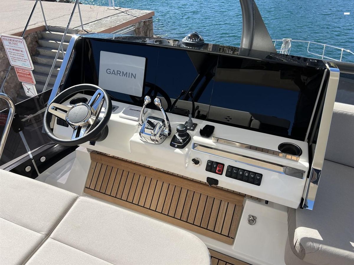 2023 Prestige 61 