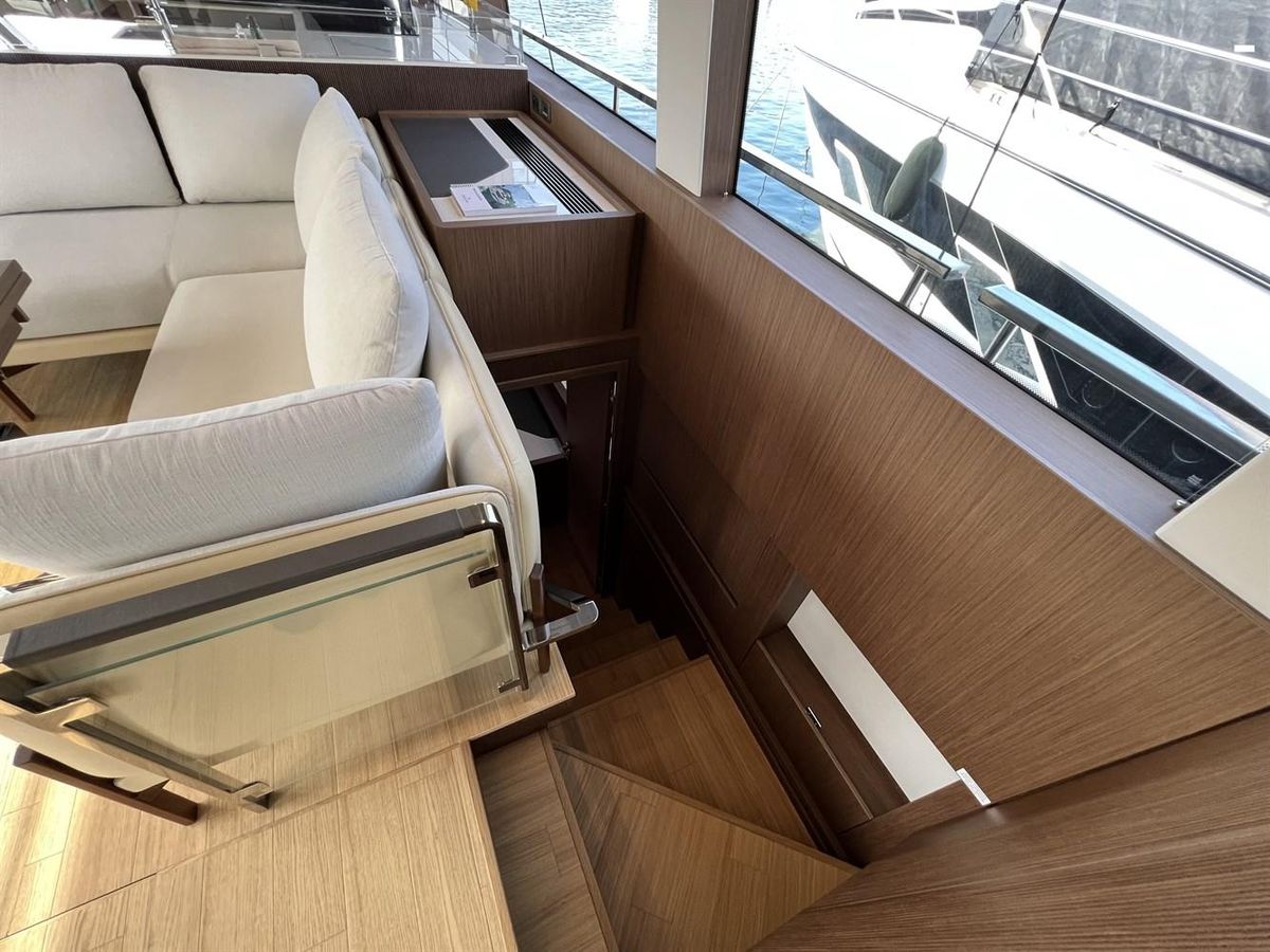 2023 Prestige 61 